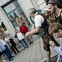 Sybille Uitz' 'Monster' beim Sponsor Volksbank schauen auf den Eröffnungstrommelwirbel