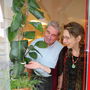 Optikermeister Gschweidl und Isabella Farkasch bewundern Astrid Gold's Schmuck 2010